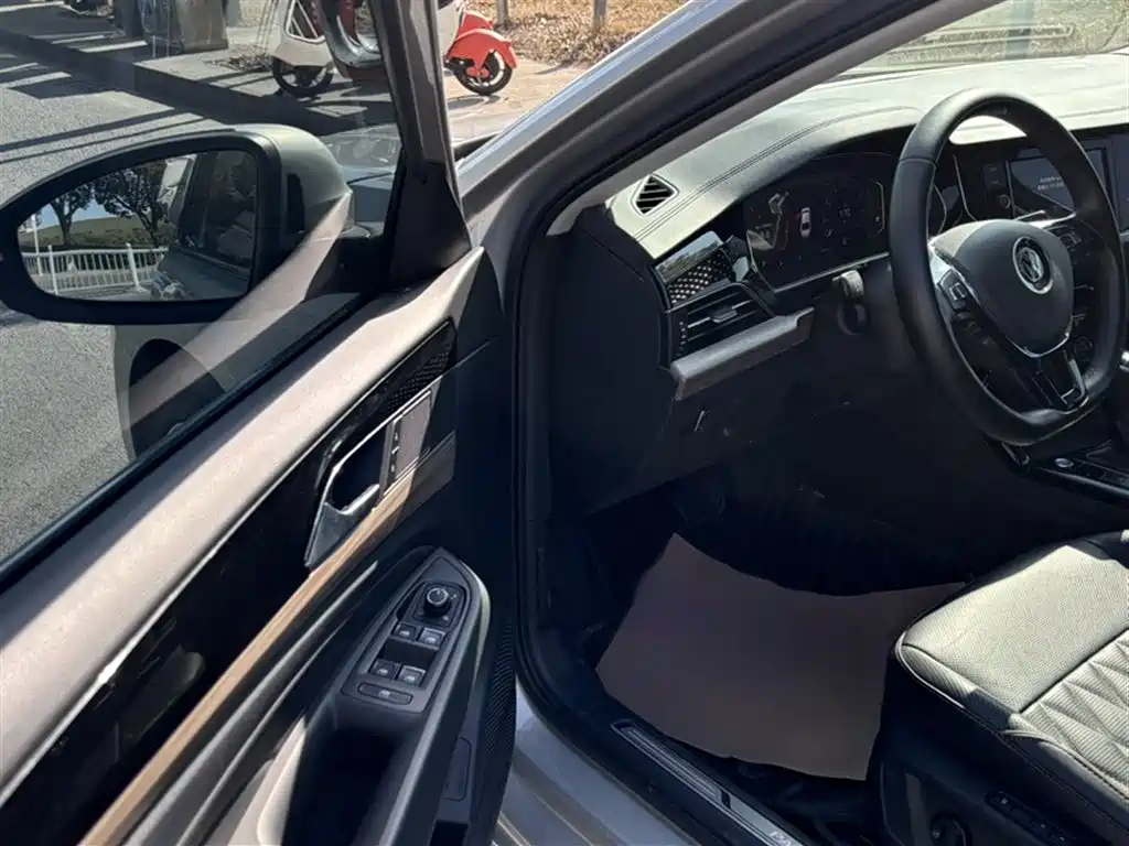 Passat 2019 330TSI Deluxe Edition National VI купить на сайте DeffCars