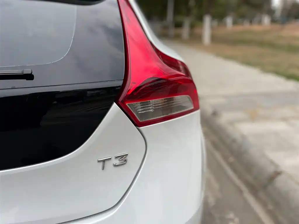 Volvo V40 2016 T3 Zhiya Edition купить на сайте DeffCars