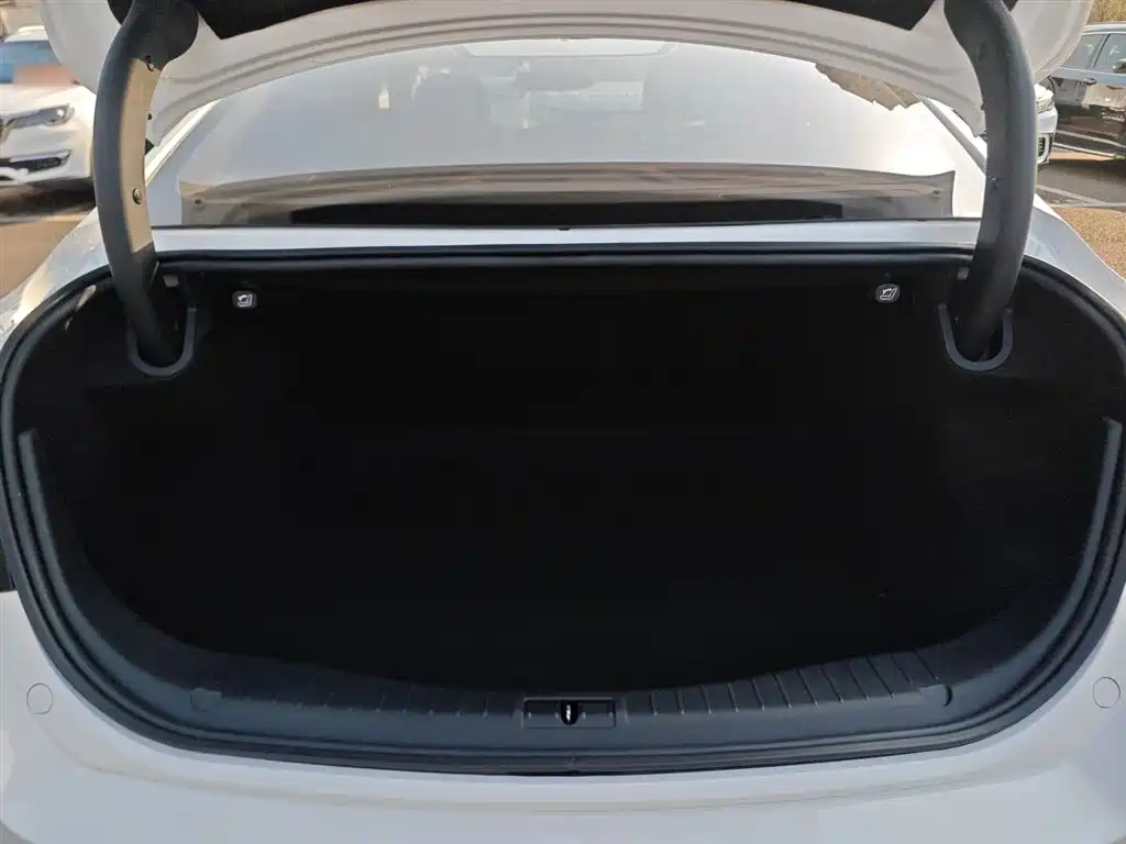 Hongqi H5 2020 1.8T Automatic Intelligent Connected Flag Edition купить на сайте DeffCars