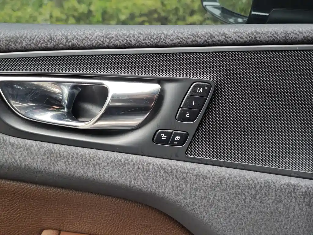 Volvo XC60 2022 B5 four-wheel drive Zhiyi Luxury Edition купить на сайте DeffCars
