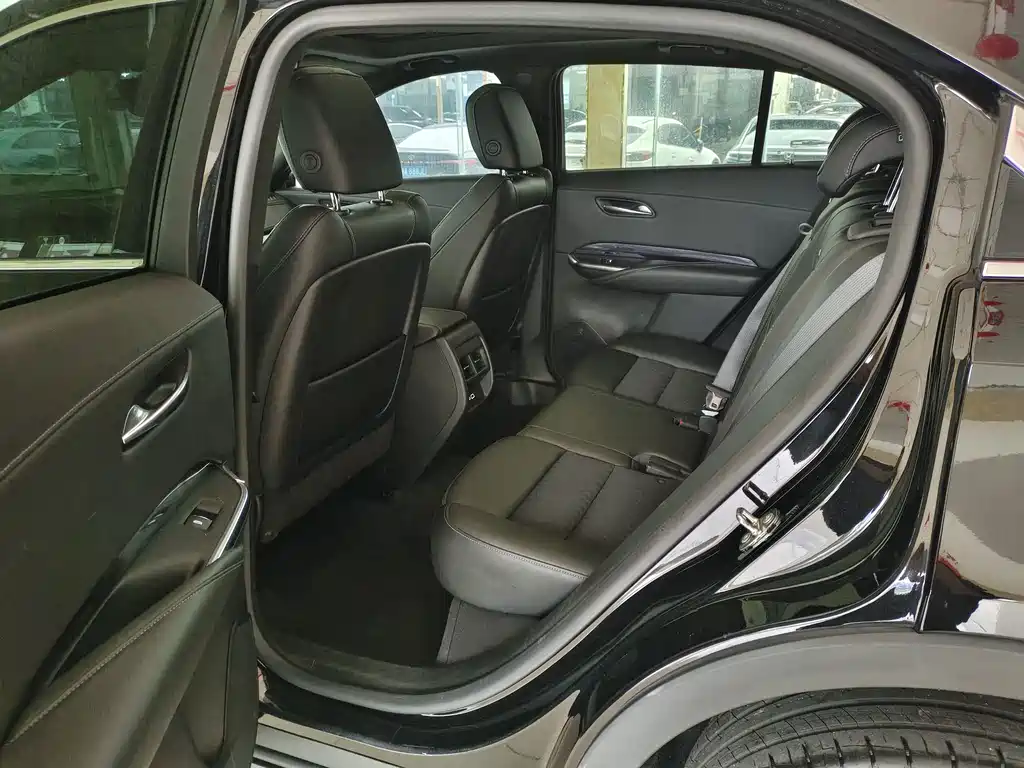 Cadillac XT4 2022 28T two-wheel drive fashion model купить на сайте DeffCars