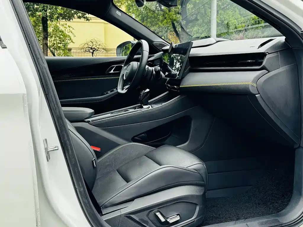 Lynk & Co 03 2023 1.5TD DCT Pro купить на сайте DeffCars