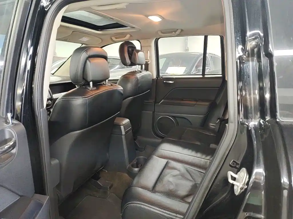 Compass imported 2014 facelift 2.0L two-wheel drive aggressive version купить на сайте DeffCars
