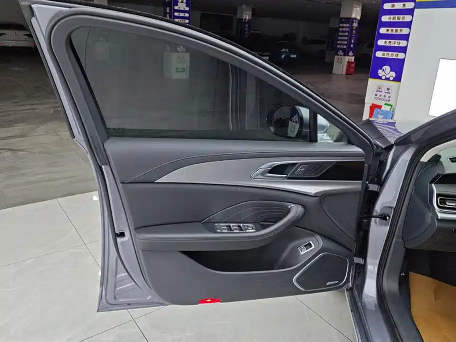 Hongqi H5 2023 2.0T Automatic Intelligent Connected Flag Edition купить на сайте DeffCars