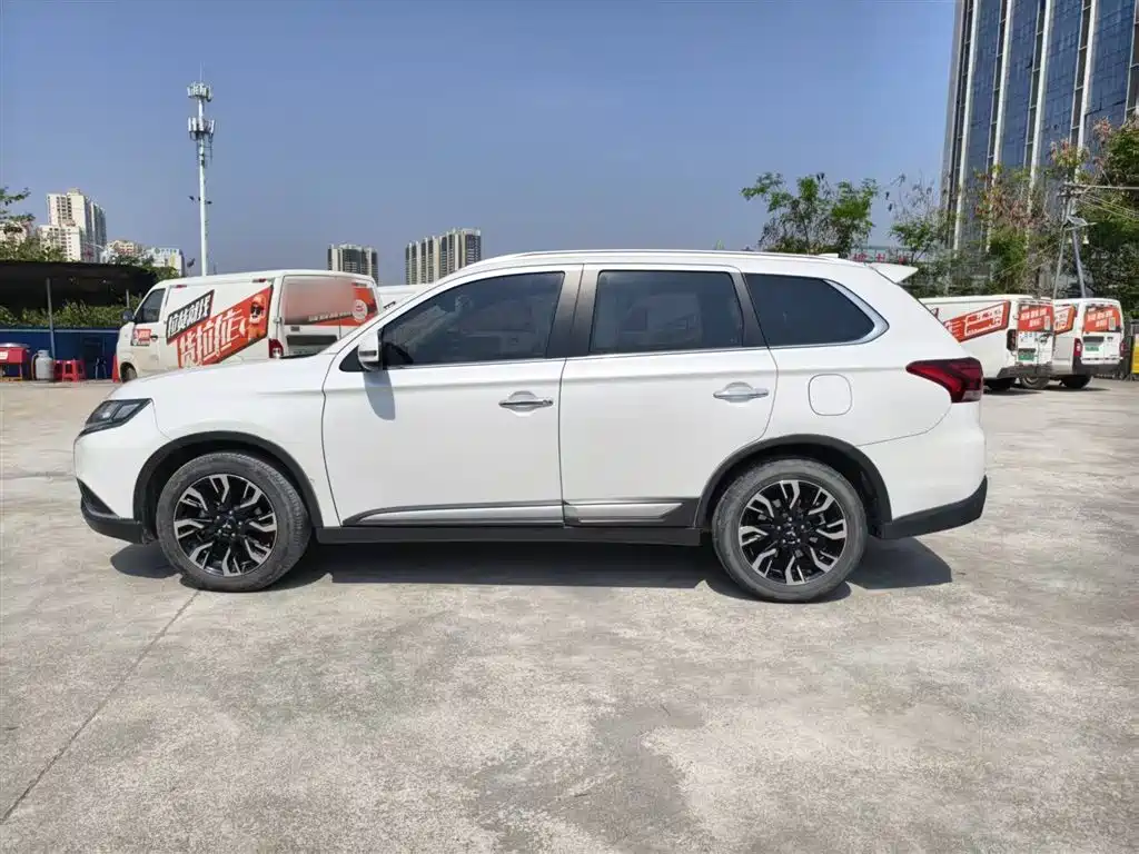 Outlander 2020 2.4L four-wheel drive exclusive version, 5 seats купить на сайте DeffCars