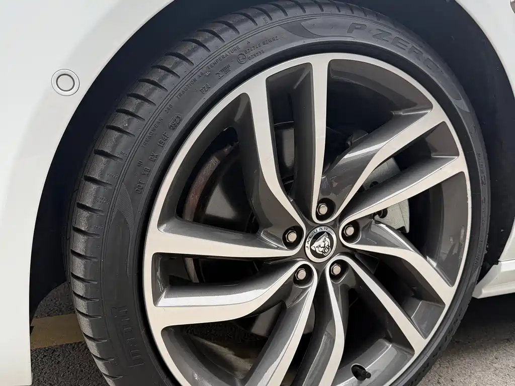 Jaguar XFL 2024 2.0T P300 four-wheel drive flagship sports gold version купить на сайте DeffCars