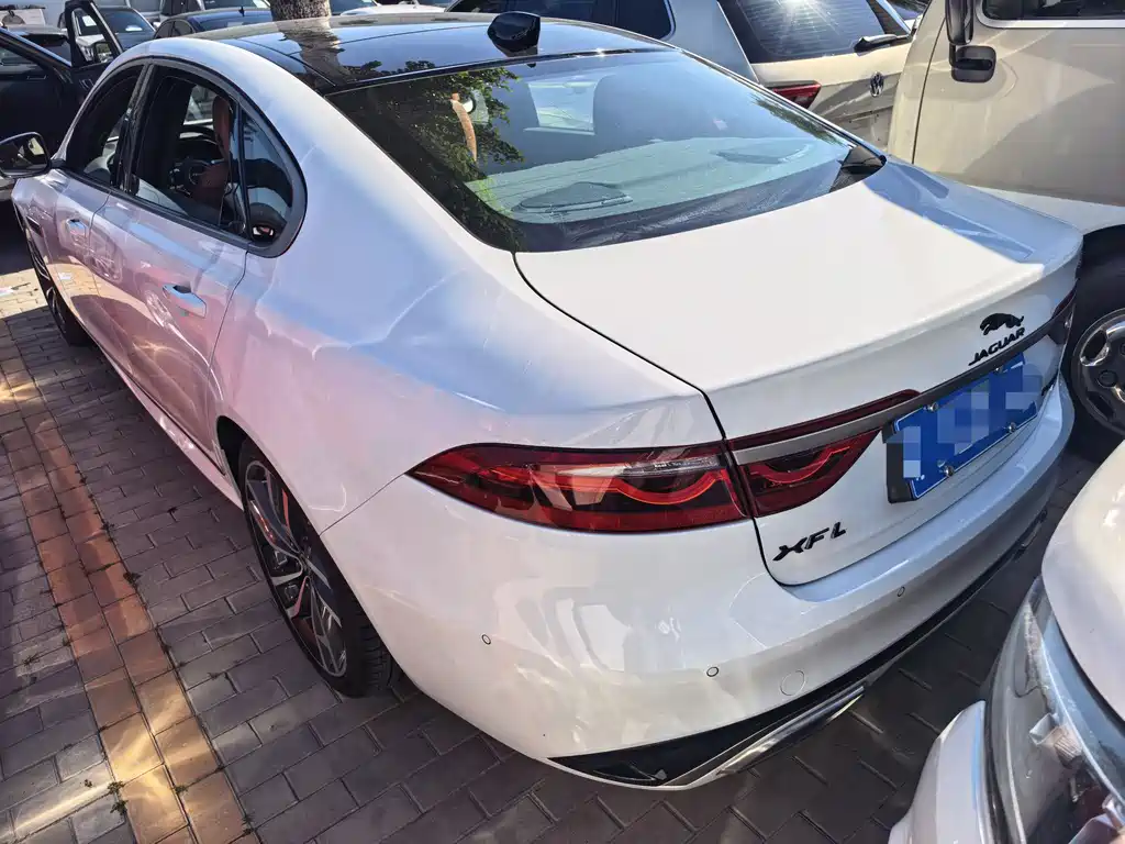 Jaguar XFL 2024 2.0T P300 four-wheel drive flagship sports gold version купить на сайте DeffCars