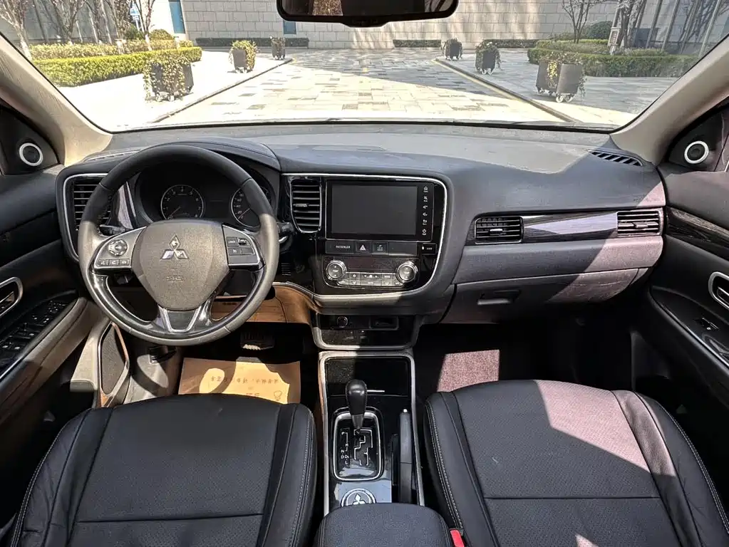 Outlander 2017 2.0L 2WD Honor Edition 5 seats купить на сайте DeffCars