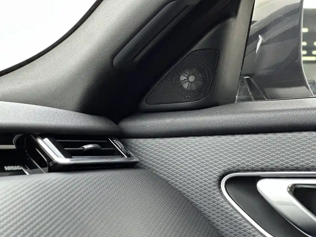Range Rover Velar 2018 P300 R-DYNAMIC S купить на сайте DeffCars