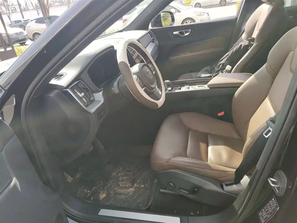 Volvo XC60 2025 B5 four-wheel drive Zhiyi Luxury Edition купить на сайте DeffCars