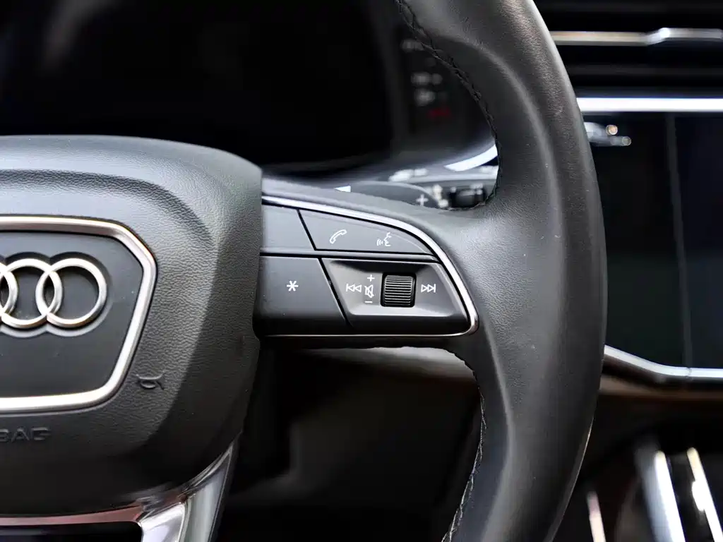 Audi Q7 2021 55 TFSI quattro S line sports version купить на сайте DeffCars