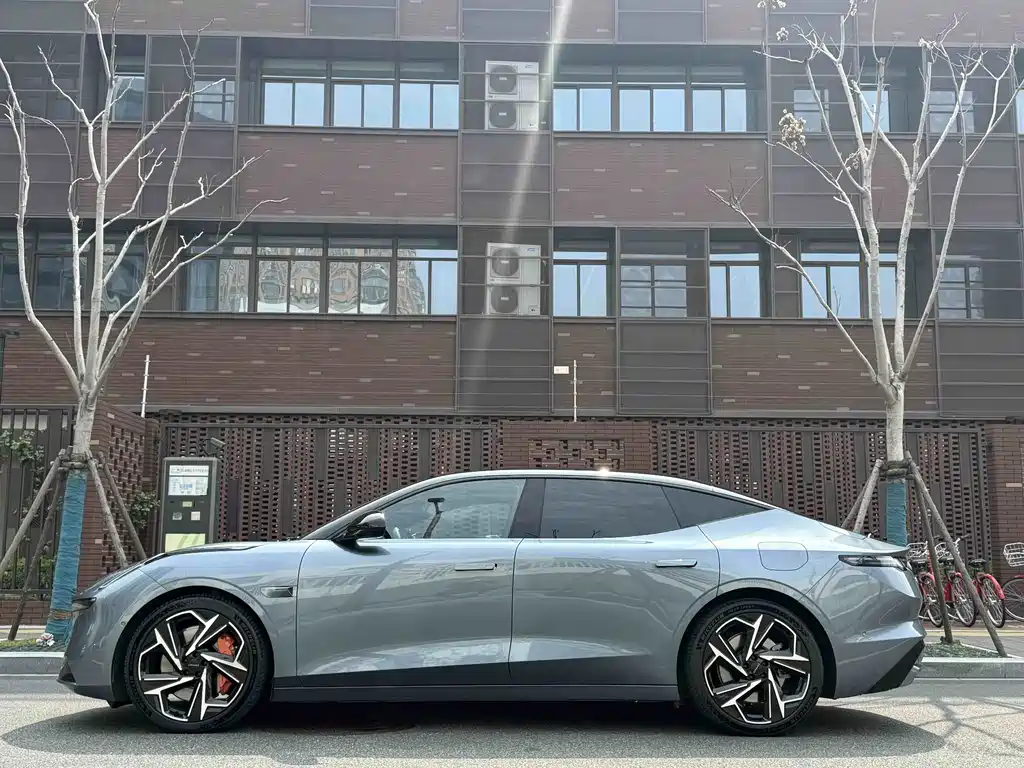 Lynk & Co Z10 2024 95kWh 702km four-wheel drive smart driving Ultra купить на сайте DeffCars