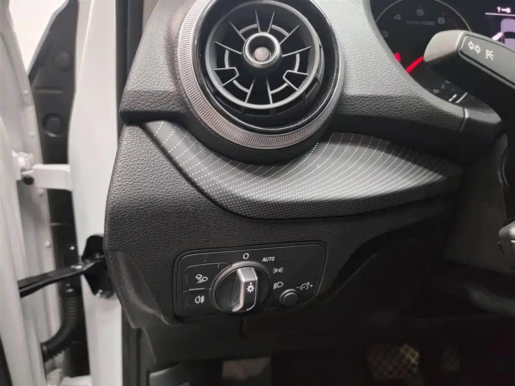 Audi Q2L 2024 35TFSI fashionable and dynamic купить на сайте DeffCars