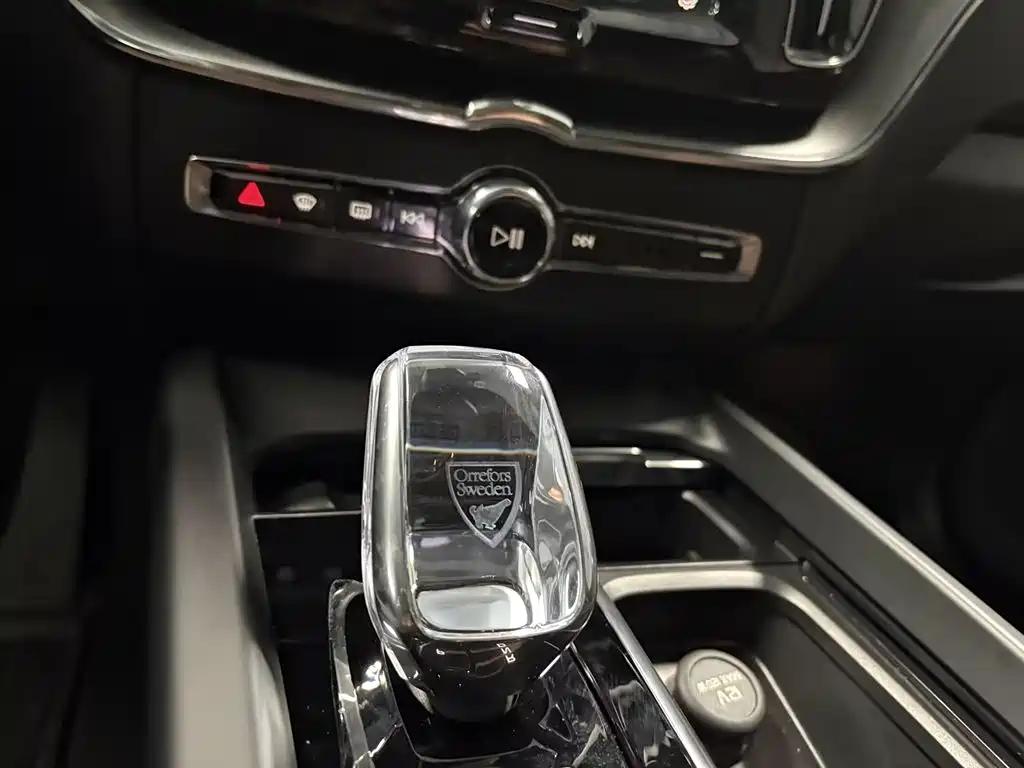 Volvo XC60 2024 B5 four-wheel drive Zhiyi Luxury Edition купить на сайте DeffCars