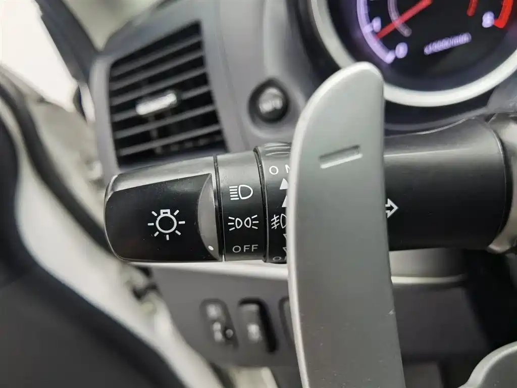 Yishen 2015 1.8L CVT Premium Edition National V купить на сайте DeffCars