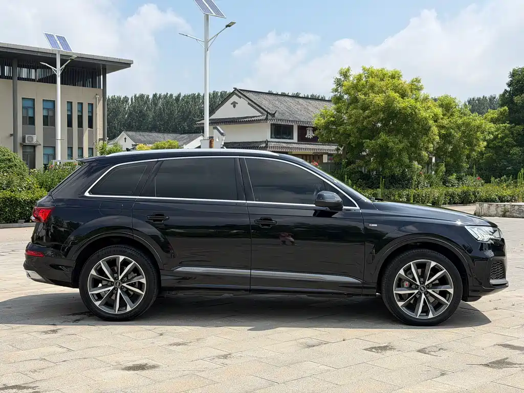 Audi Q7 2021 55 TFSI quattro S line sports version купить на сайте DeffCars