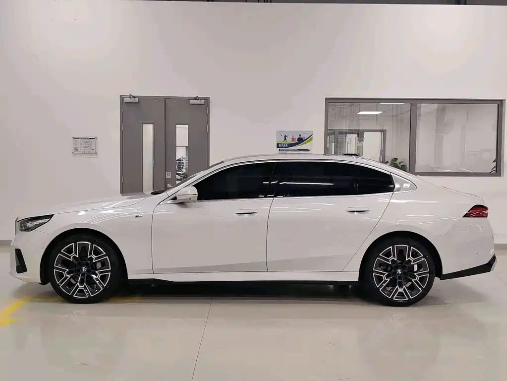 BMW 5 Series 2025 530Li Exclusive M Sports Package купить на сайте DeffCars