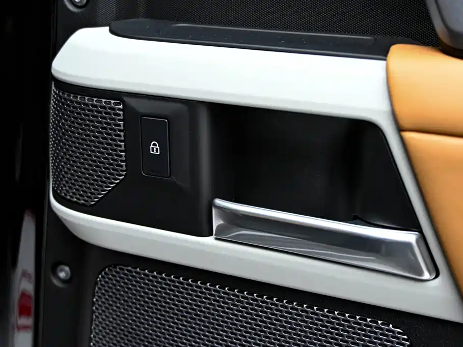 Land Rover Defender 2024 110 3.0T P400 X-DYNAMIC HSE купить на сайте DeffCars