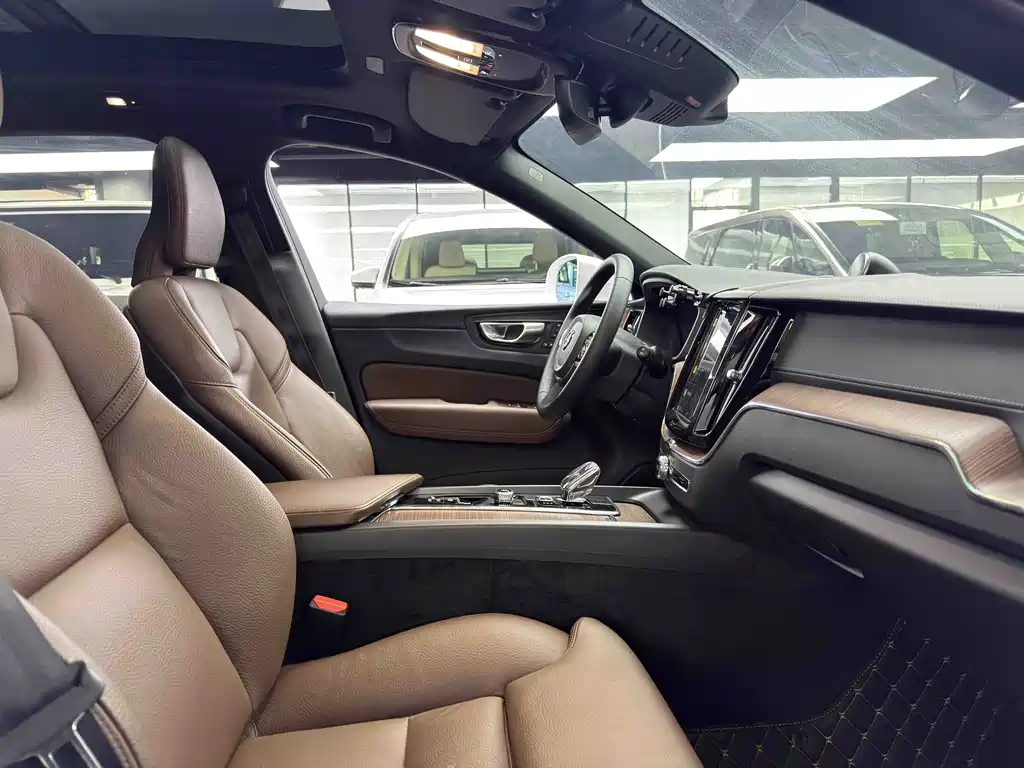 Volvo XC60 2024 B5 four-wheel drive Zhiyuan Deluxe Edition купить на сайте DeffCars