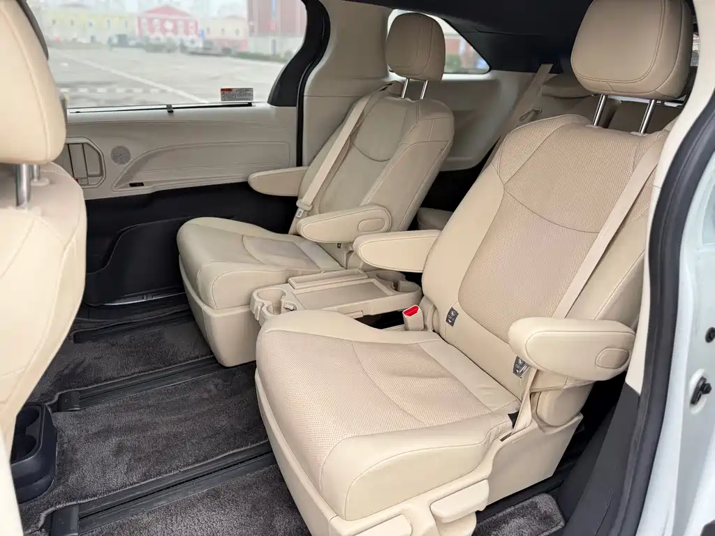 SIENNA 2021 2.5L Hybrid Deluxe Edition купить на сайте DeffCars
