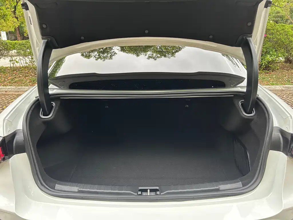 Lynk & Co 03 2023 1.5TD DCT Pro купить на сайте DeffCars