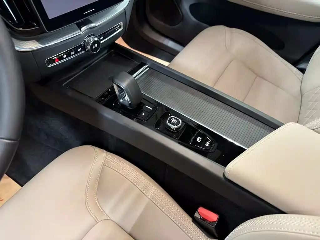 Volvo XC60 2026 B5 four-wheel drive Zhiyi Luxury Edition купить на сайте DeffCars
