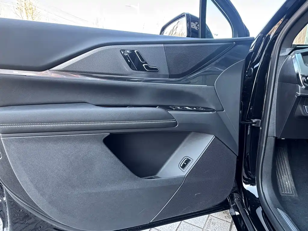 Cadillac XT5 2026 2.0T Metropolis купить на сайте DeffCars