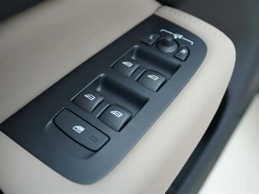 Volvo XC60 2026 B5 four-wheel drive Zhiyi Luxury Edition купить на сайте DeffCars