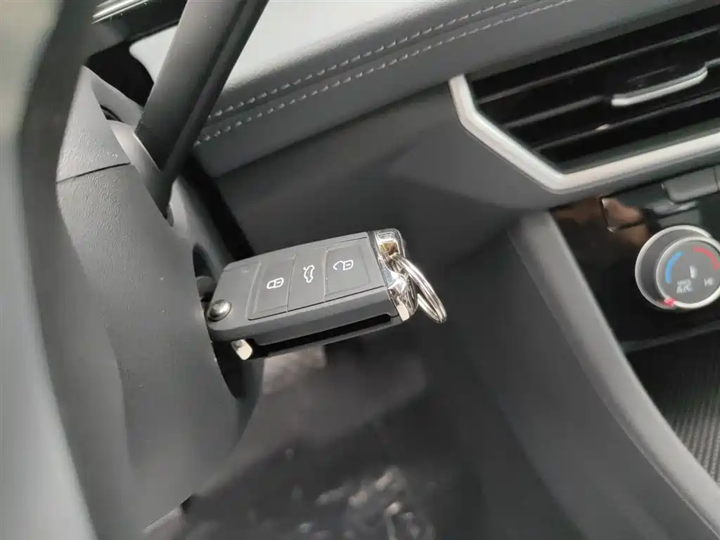 Sagitar 2025 facelift 200TSI DSG flyover version купить на сайте DeffCars