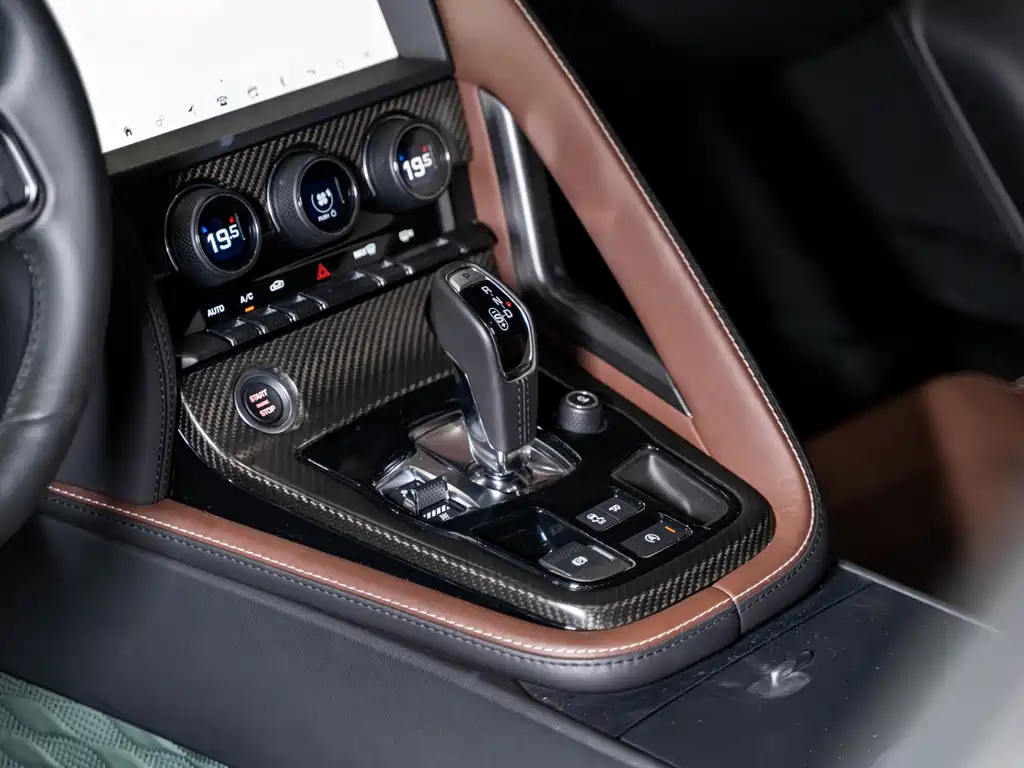 Jaguar F-TYPE 2019 2.0T hardtop version купить на сайте DeffCars