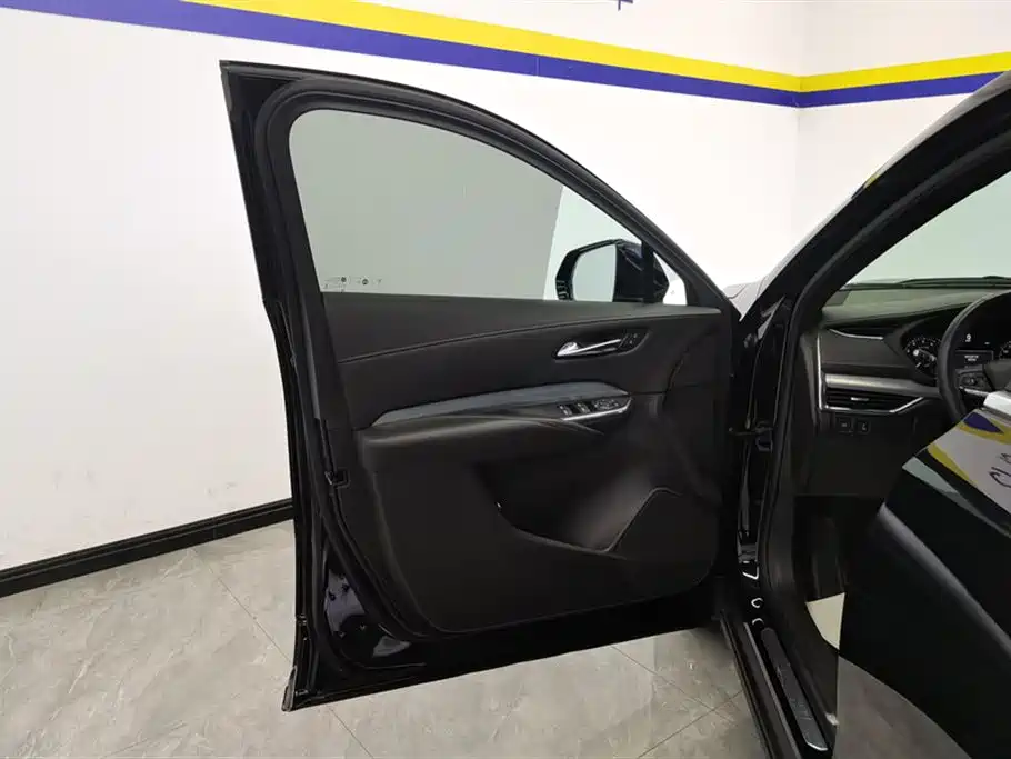Cadillac XT4 2021 28T two-wheel drive leading model купить на сайте DeffCars