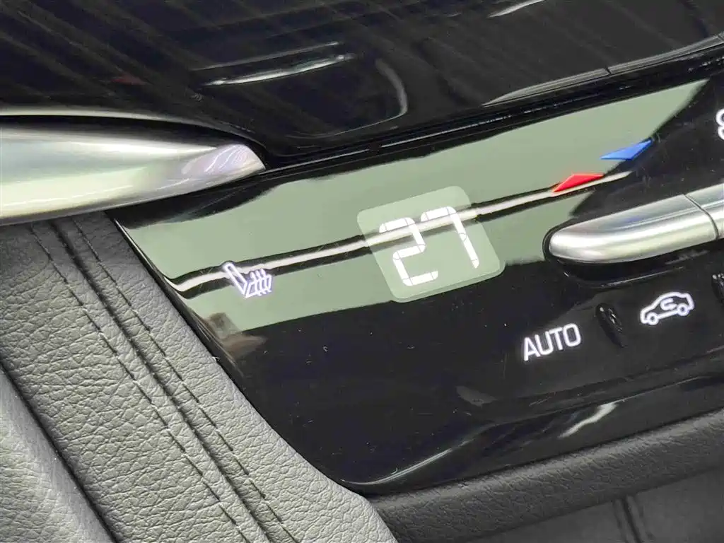 Cadillac XT6 2022 2.0T seven-seat two-wheel drive luxury model купить на сайте DeffCars