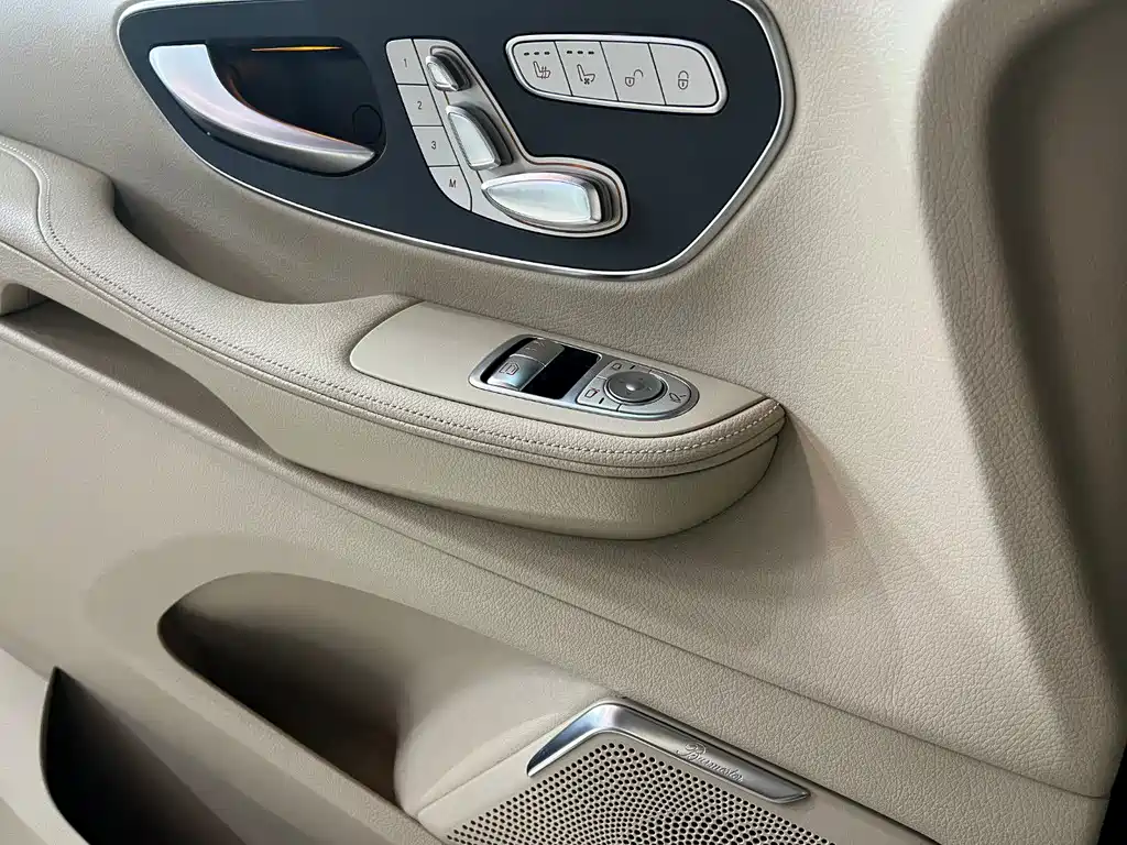 Mercedes-Benz V-Class 2022 V 260 L Long Wheelbase Premium Edition купить на сайте DeffCars