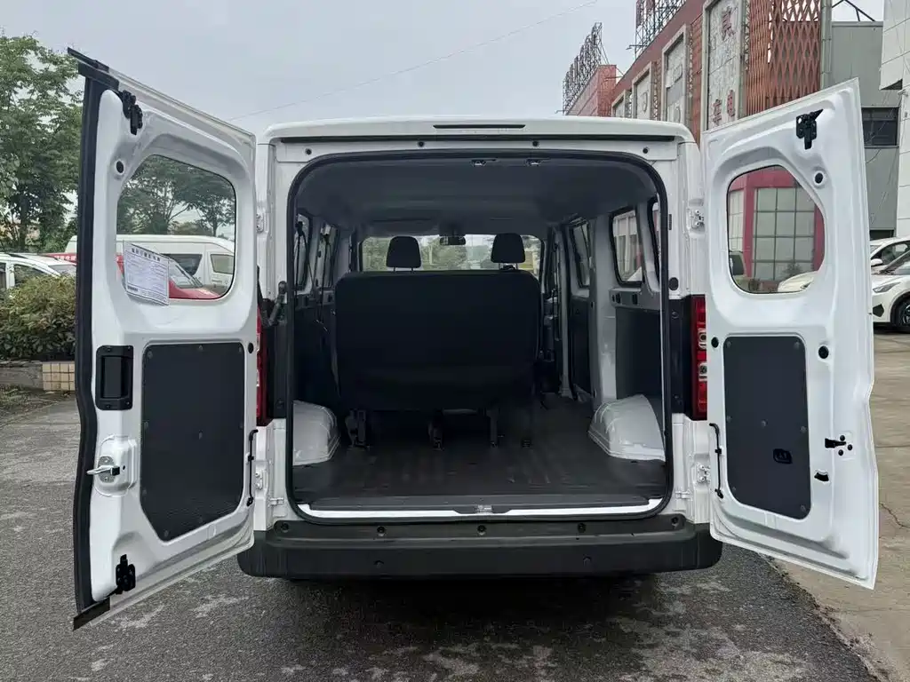 Wuling Yangguang 2024 300km Comfort Bus Version 75kW купить на сайте DeffCars
