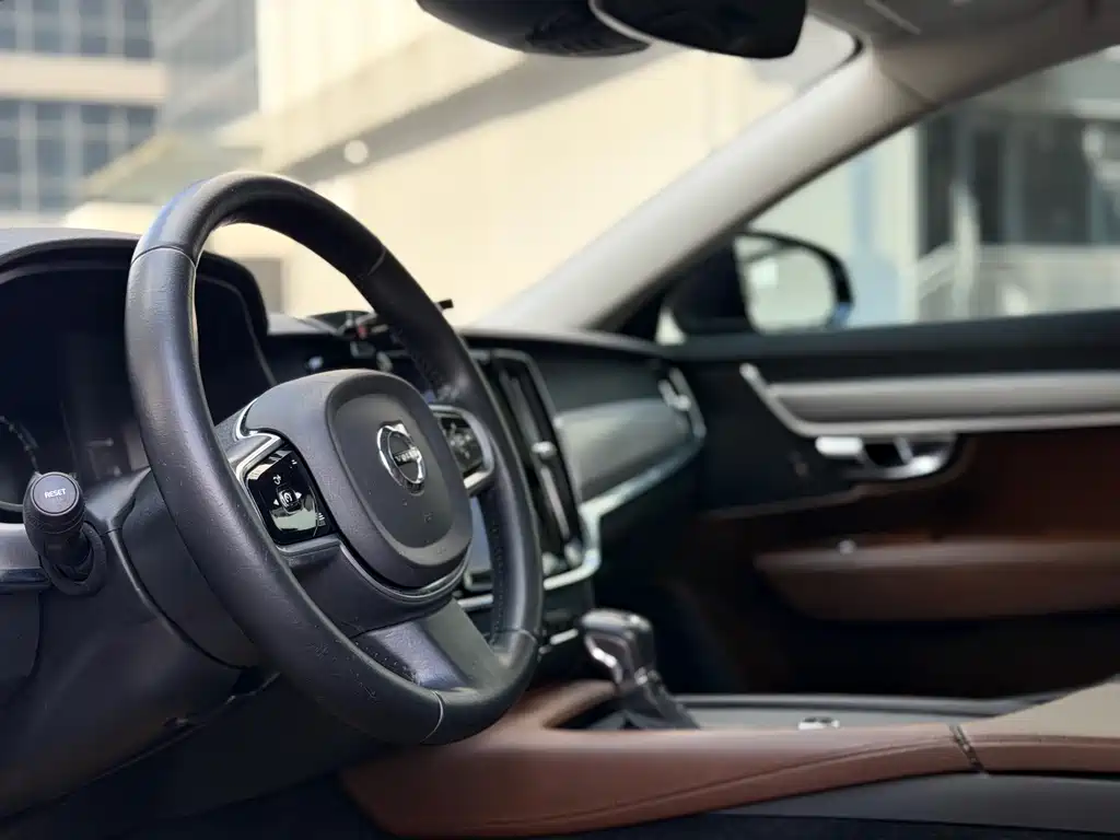 Volvo S90 2017 T4 Smart Edition купить на сайте DeffCars