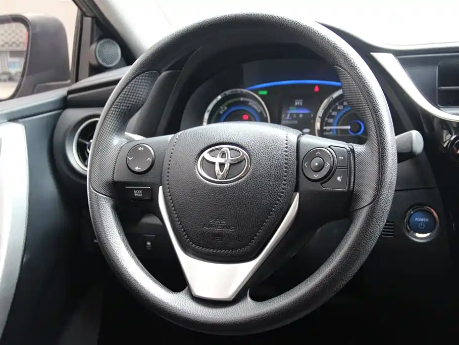 Corolla 2017 facelift dual engine 1.8L E-CVT leading version купить на сайте DeffCars