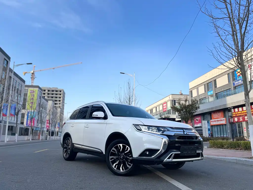 Outlander 2019 2.0L 2WD Enjoy Edition, 5 seats, National VI купить на сайте DeffCars