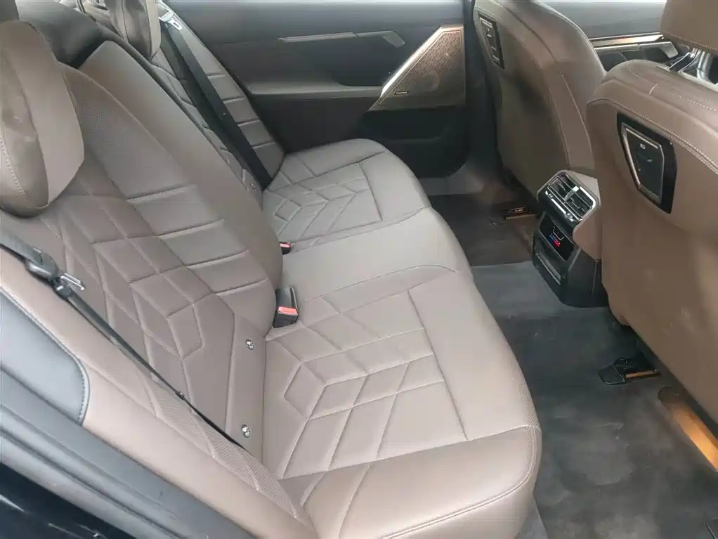 BMW 5 Series 2024 530Li Leading M Sports Package купить на сайте DeffCars