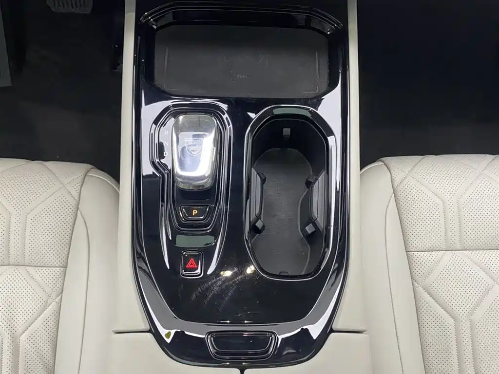 Volvo EM90 2025 Ultra six-seater купить на сайте DeffCars