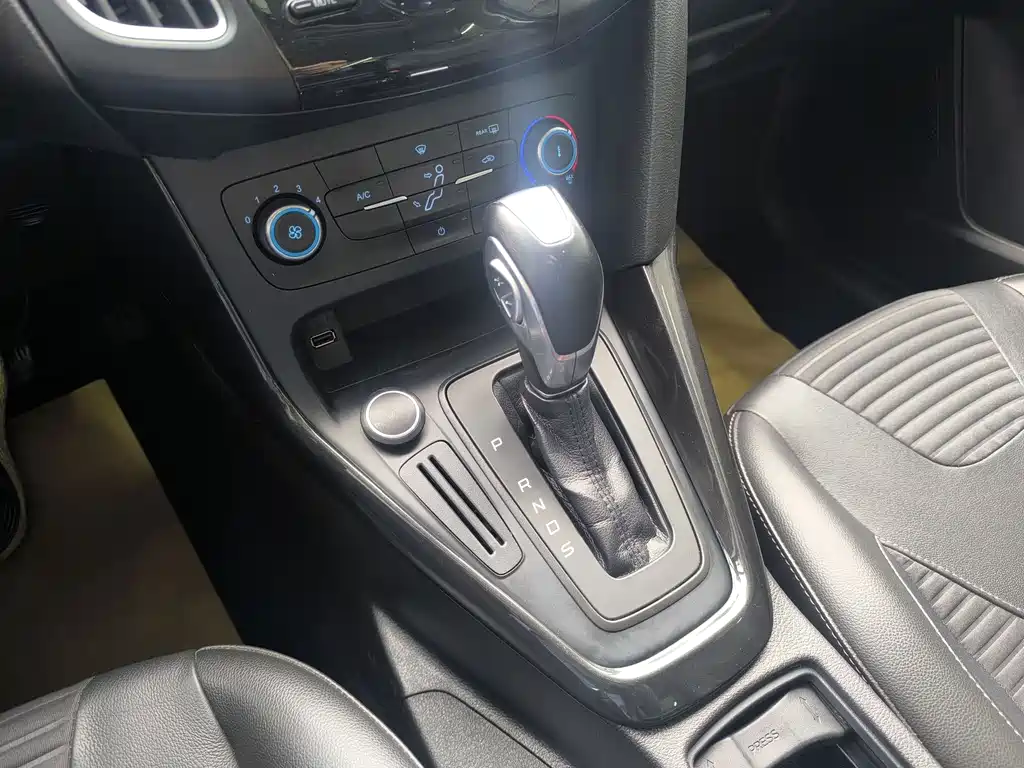 Focus 2018 sedan classic 1.6L automatic stylish smart mobility version купить на сайте DeffCars