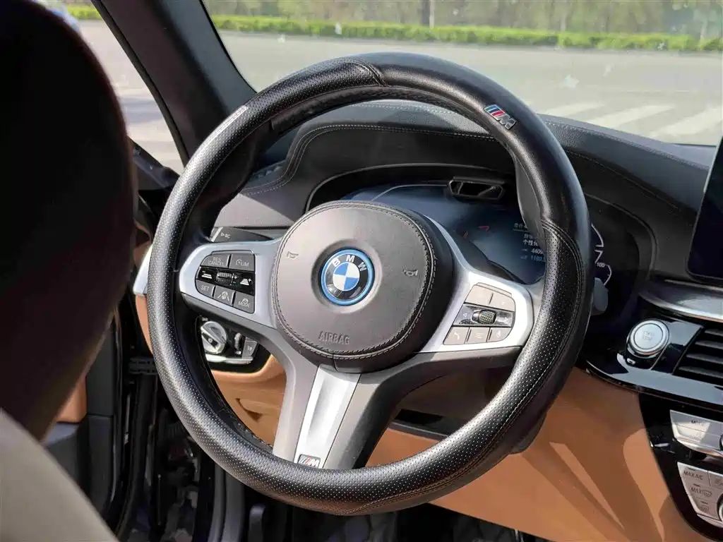BMW 5 Series New Energy 2022 535Le Pioneer Edition M Sports Package купить на сайте DeffCars