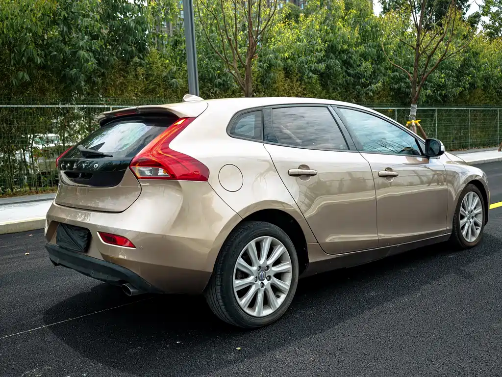 Volvo V40 2015 1.6T Zhiyi Edition купить на сайте DeffCars