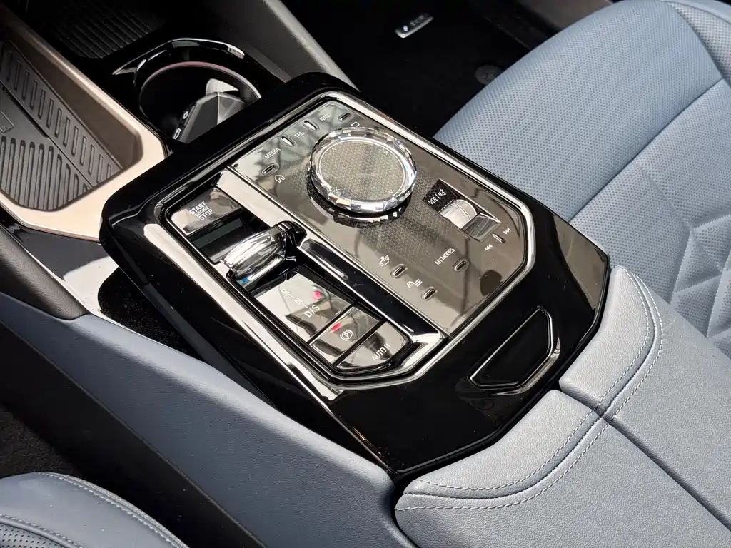 BMW 5 Series 2025 530Li Exclusive M Sports Package купить на сайте DeffCars