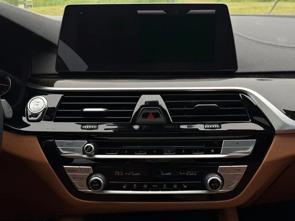 BMW 5 Series 2018 facelift 530Li leading M sports package купить на сайте DeffCars