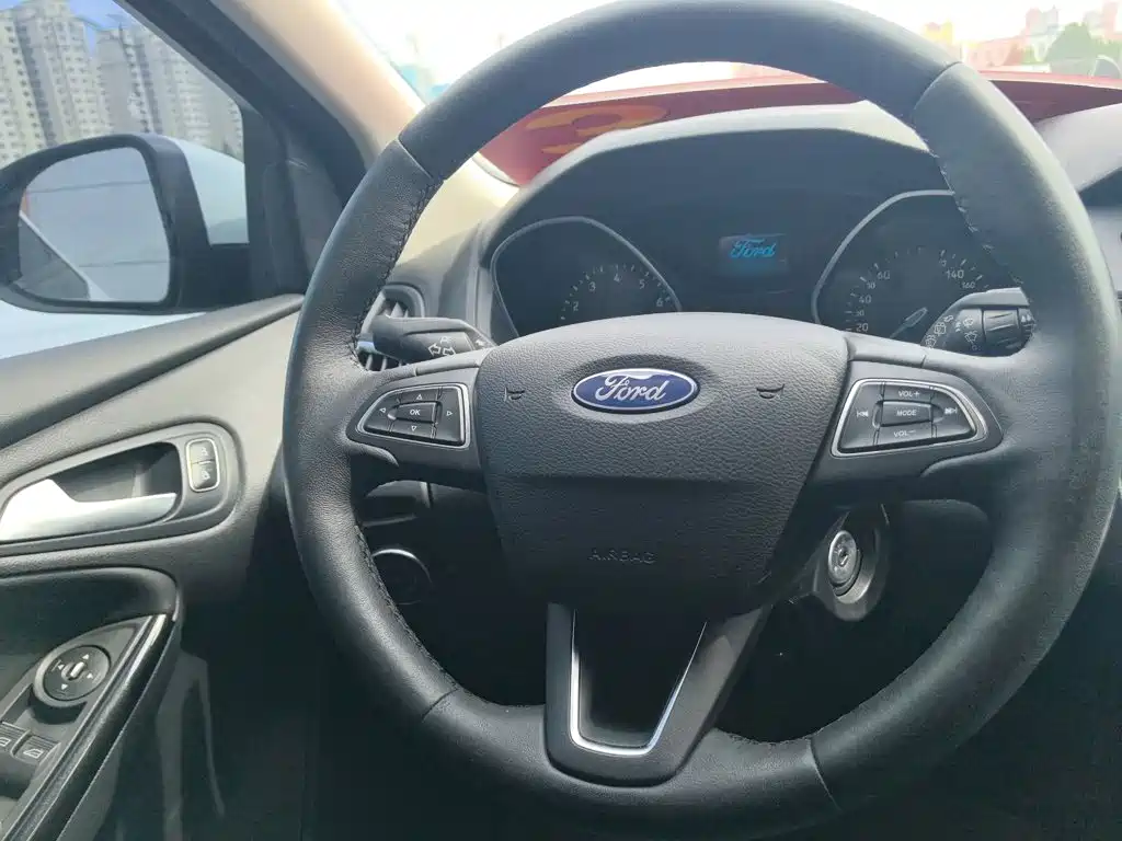 Focus 2017 hatchback 1.6L automatic comfort smart mobility version купить на сайте DeffCars