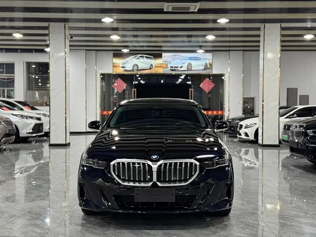 BMW 5 Series 2026 530Li Leading M Sports Package купить на сайте DeffCars