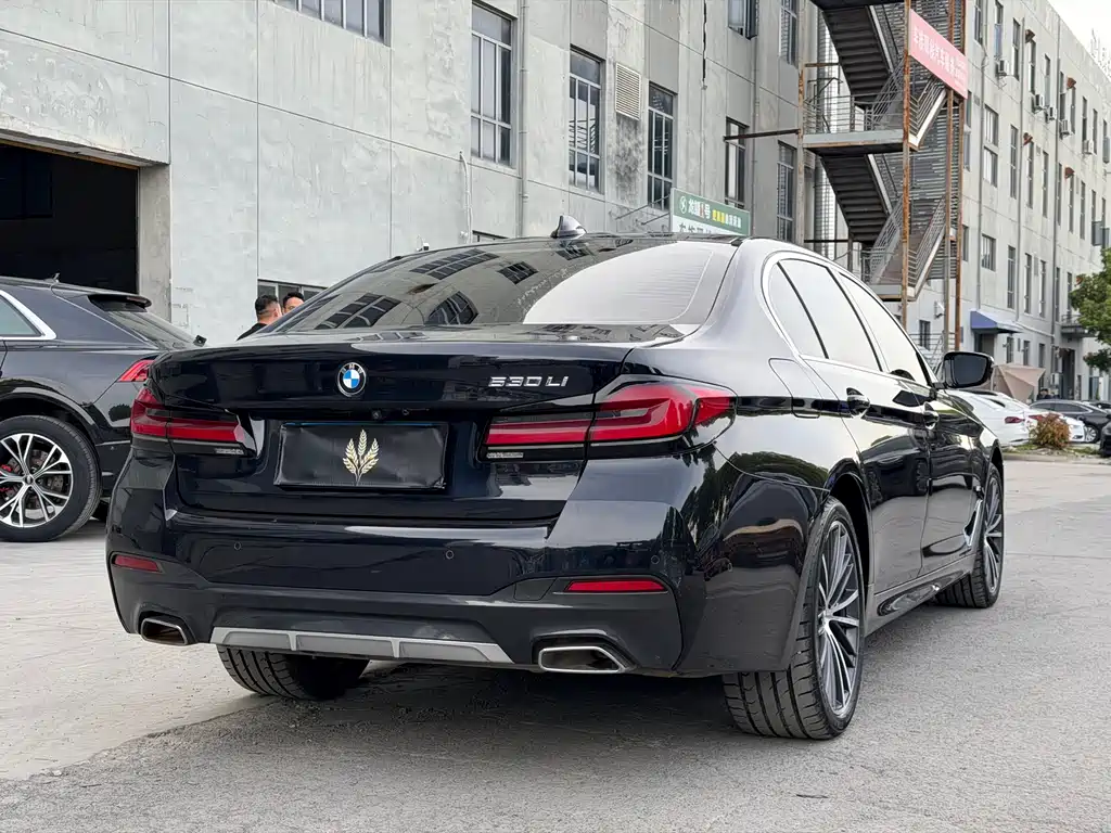 BMW 5 Series 2022 530Li Leading M Sports Package купить на сайте DeffCars