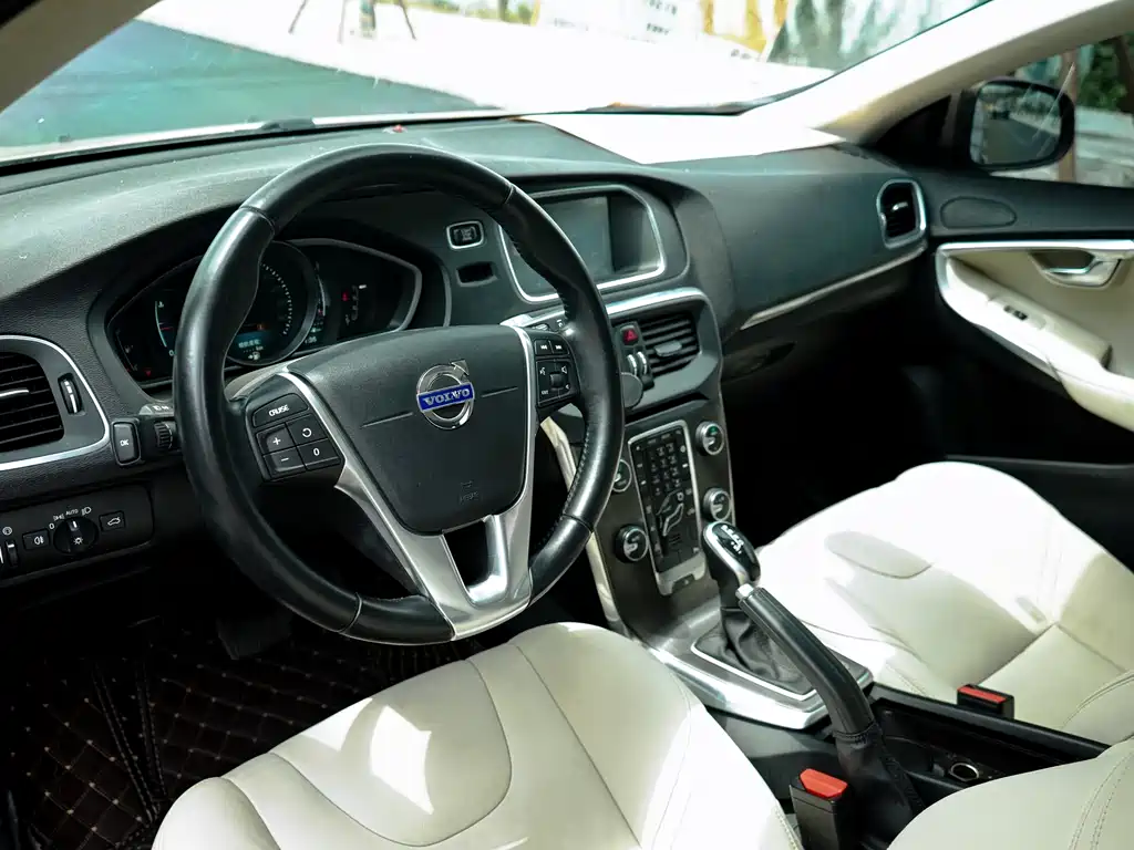 Volvo V40 2015 1.6T Zhiyi Edition купить на сайте DeffCars