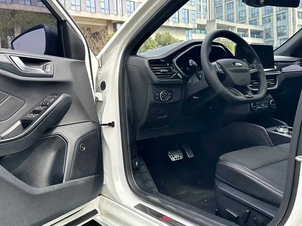 Focus 2021 Hatchback EcoBoost 180 Automatic ST Line купить на сайте DeffCars