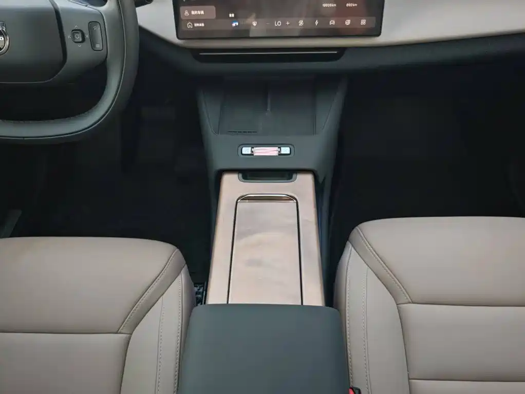 Volvo XC70 plug-in hybrid 2026 model two-wheel drive long range Core купить на сайте DeffCars